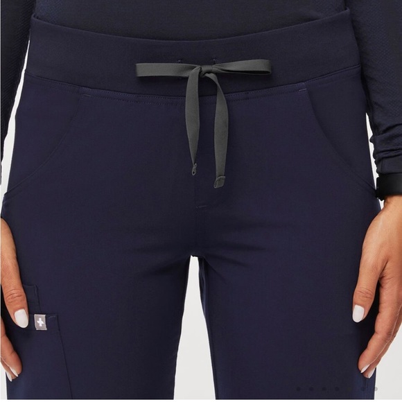 FIGS Kade Cargo scrub pants in Navy Blue, Size XS - Picture 3 of 11